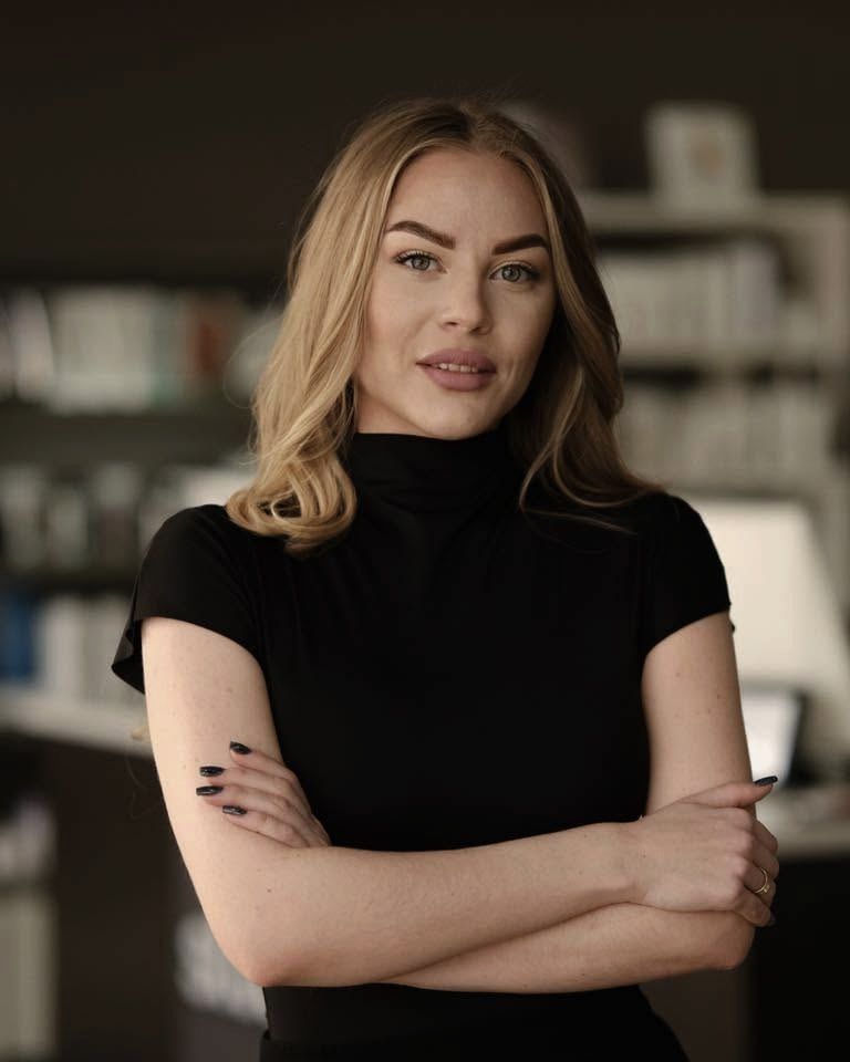 Hanna Lavrentsova, podolog, w czarnym golfie, z założonymi rękami
